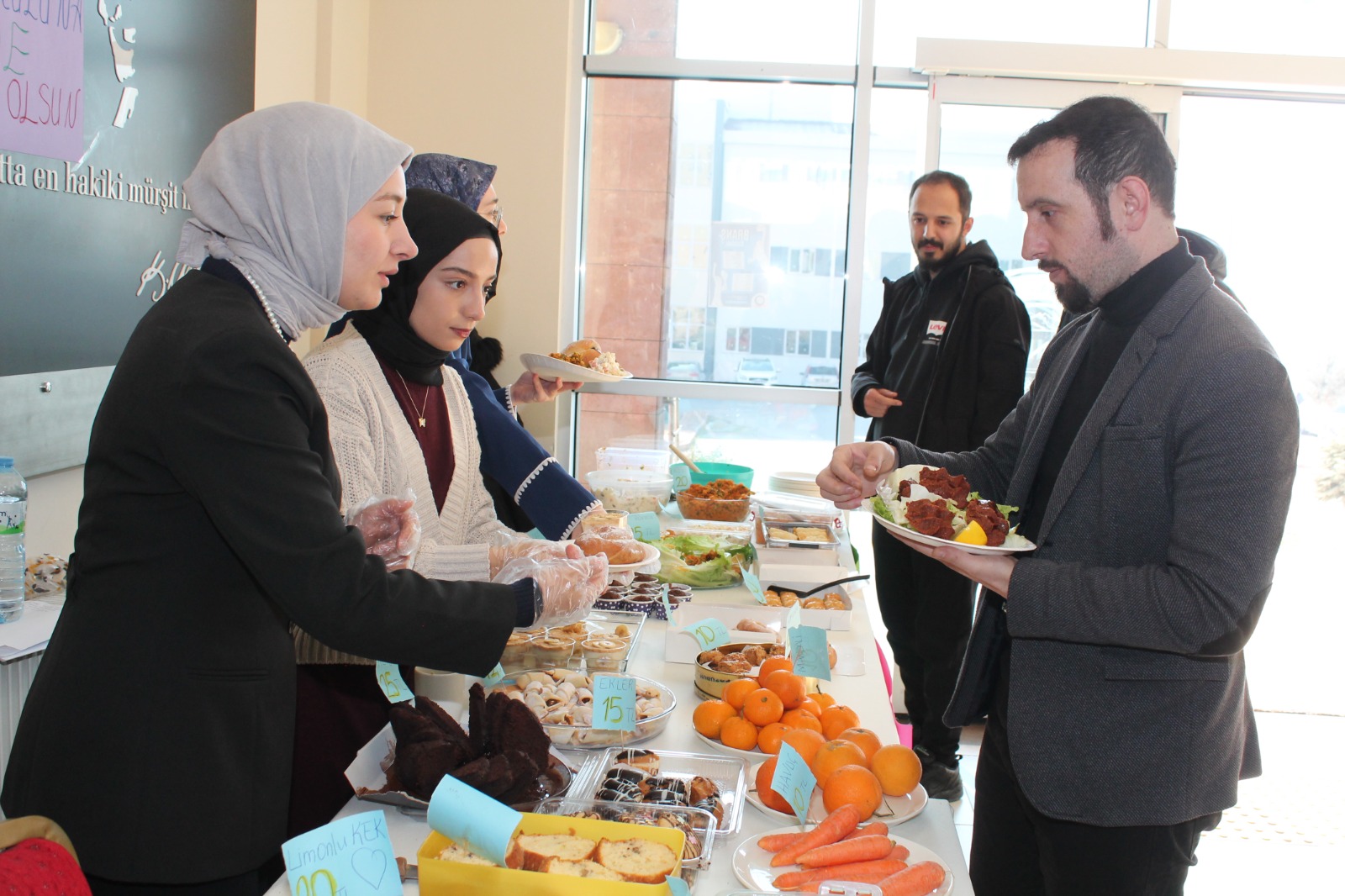 Üniversitemizde İlkokul Yararına Kermes